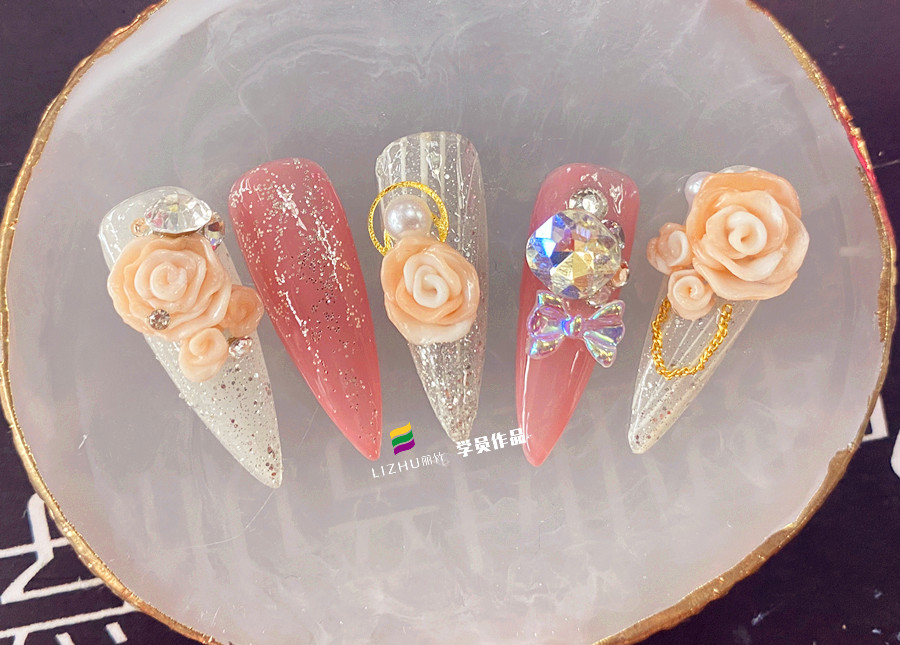 玫瑰雕花美甲作品，告訴你廣西美甲學(xué)校哪家好？