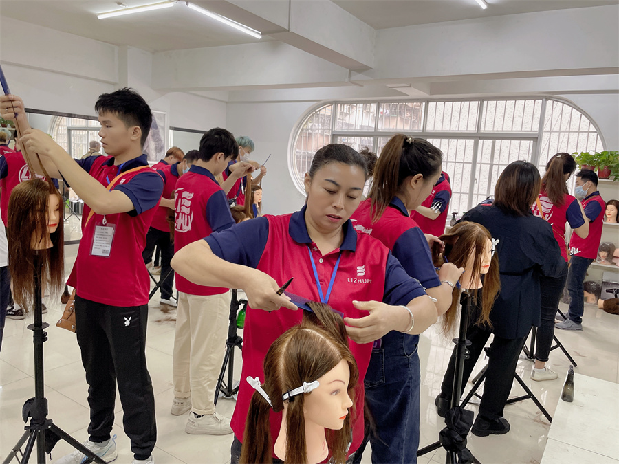 頭發(fā)打薄的技巧，廣西學(xué)理發(fā)剪發(fā)