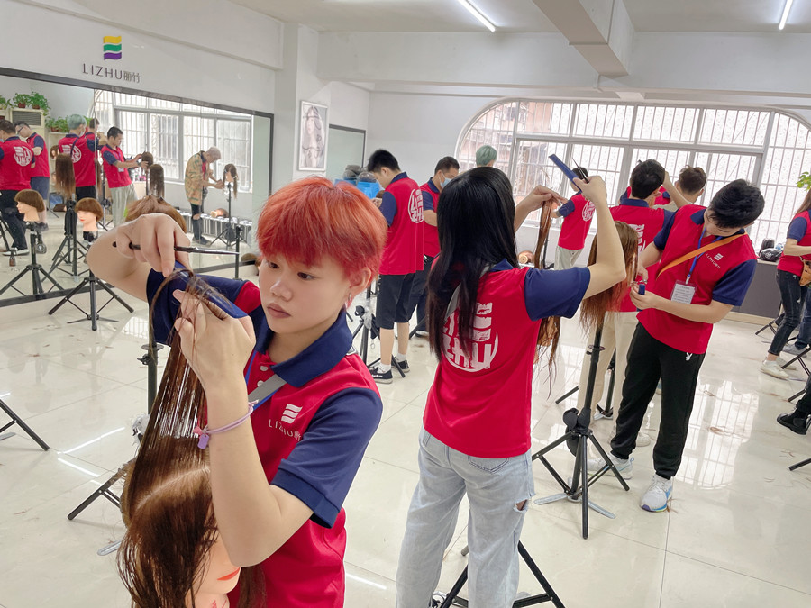 你適合剪齊劉海嗎？南寧剪發(fā)職業(yè)學校為你詳解