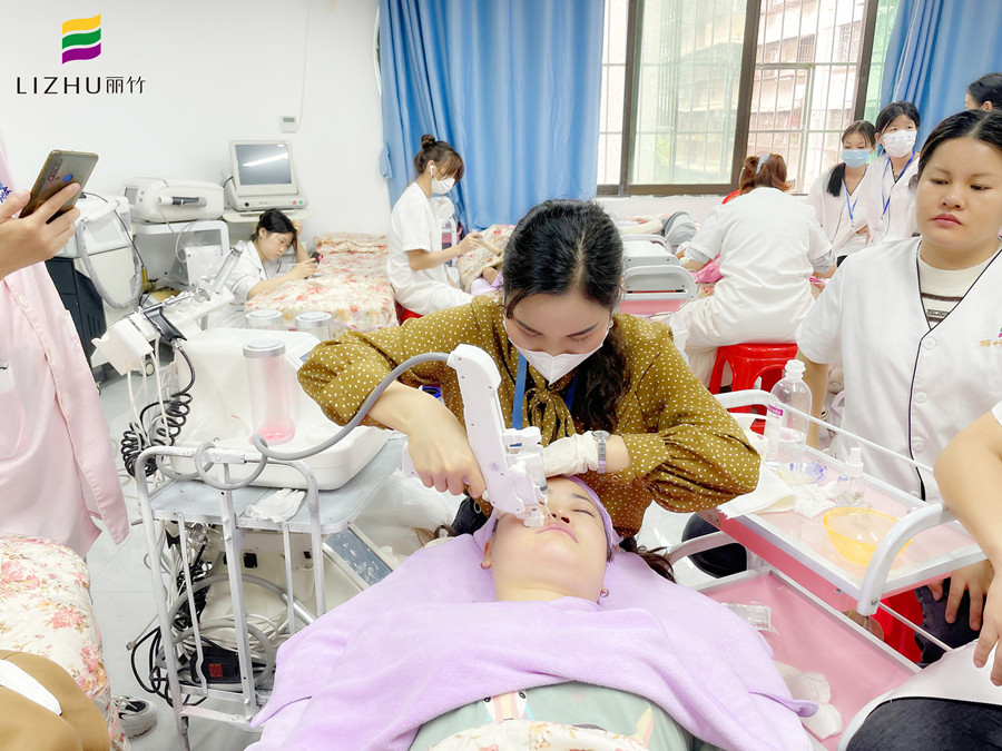 美容院該如何選擇美容儀器？廣西美容儀器培訓(xùn)班教你