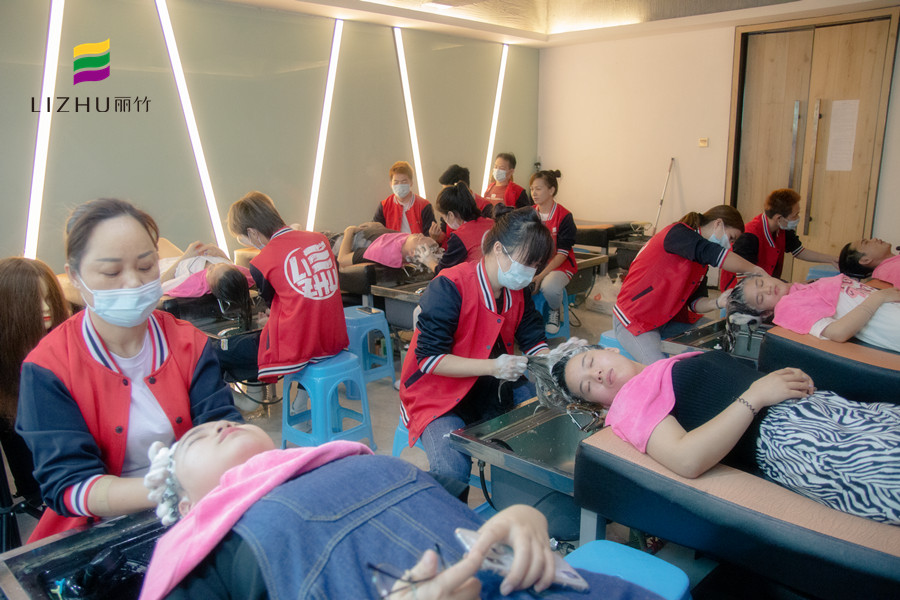 廣西老牌美業(yè)培訓學校告訴你燙過的頭發(fā)怎么剪好看？