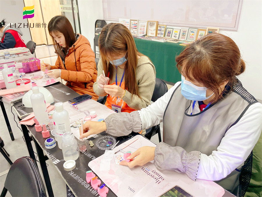 學美甲有年齡限制嗎？南寧專業(yè)美甲師培訓學校告訴你