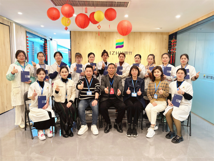 南寧美容培訓(xùn)班畢業(yè)，同學(xué)們，加油！