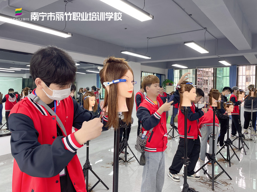 發(fā)型剪出層次感的技巧，南寧美發(fā)師培訓(xùn)課程
