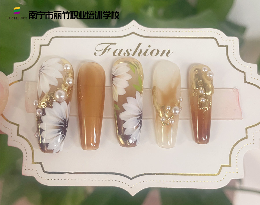 春日手繪花朵美甲，廣西美甲速成班營(yíng)造春之浪漫