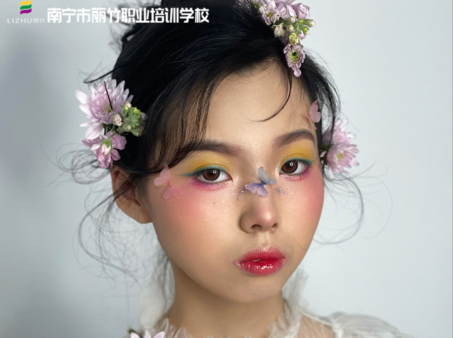 森系鮮花新娘造型，南寧新娘化妝學(xué)校作品