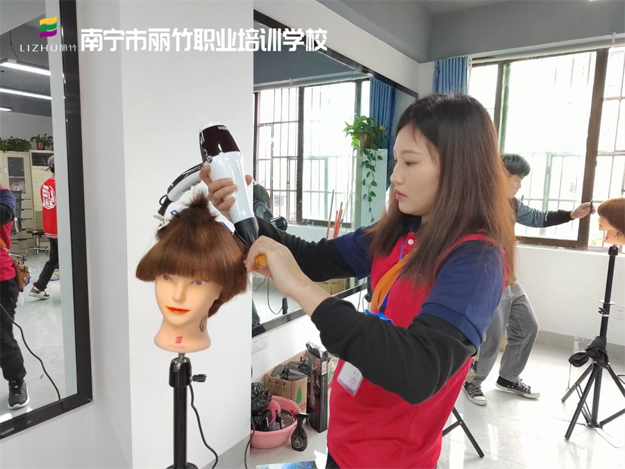 廣西學(xué)吹風(fēng)造型、廣西美發(fā)吹風(fēng)培訓(xùn)