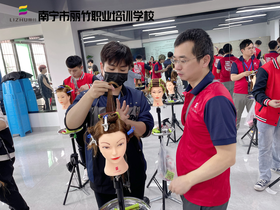 美發(fā)怎么卷杠紙？南寧美發(fā)卷發(fā)學(xué)校實(shí)訓(xùn)展示