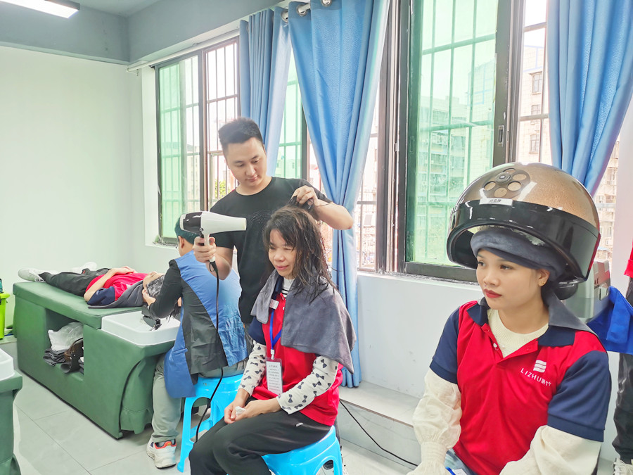 如何給發(fā)膜加熱？南寧美發(fā)職業(yè)技術(shù)學校課堂實訓講解