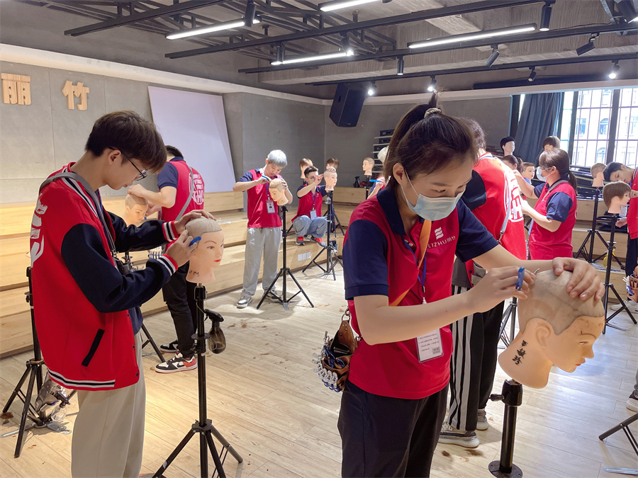 光頭剃頭技巧，廣西美發(fā)剃頭培訓(xùn)班實(shí)訓(xùn)教學(xué)