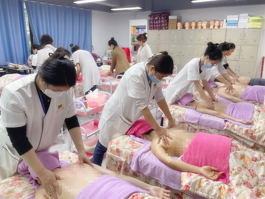 肩胛骨粘連怎么辦？廣西美容推拿學(xué)校解答