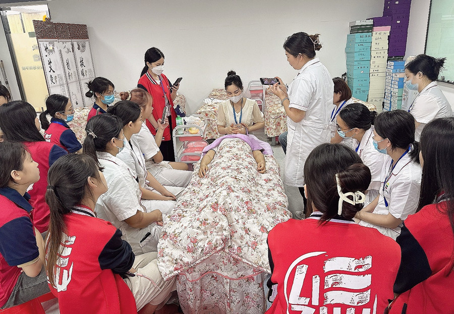 夏季面部如何緊急補水？廣西學(xué)面部護膚教學(xué)