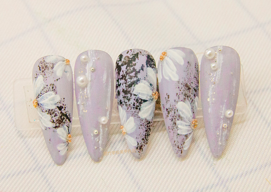 南寧美甲學(xué)校：磨砂美甲，鉑金膠美甲，彩繪小雛菊美甲