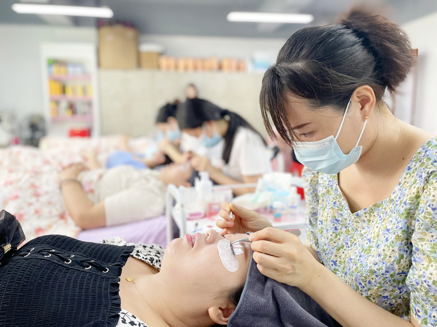 學(xué)費(fèi)多少？南寧美甲美睫紋繡培訓(xùn)學(xué)校