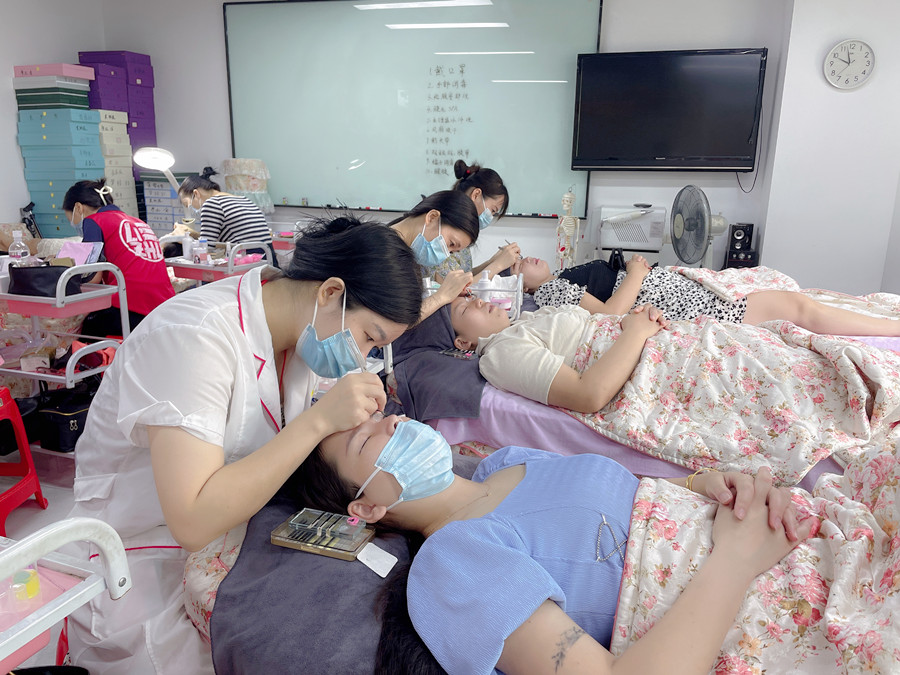 決定美睫密度與長度的標準，南寧美甲美睫分享