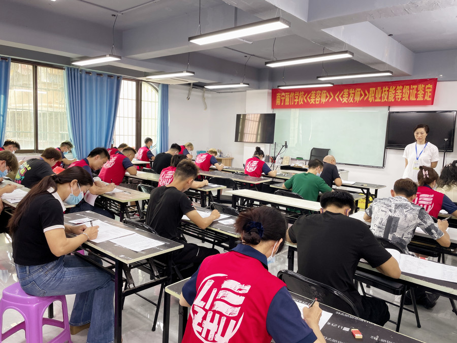 美發(fā)師證考試，麗竹學(xué)校一路高歌