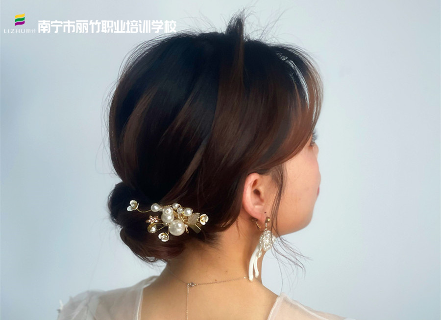 森系簡約編盤發(fā)，南寧化妝發(fā)型培訓(xùn)作品