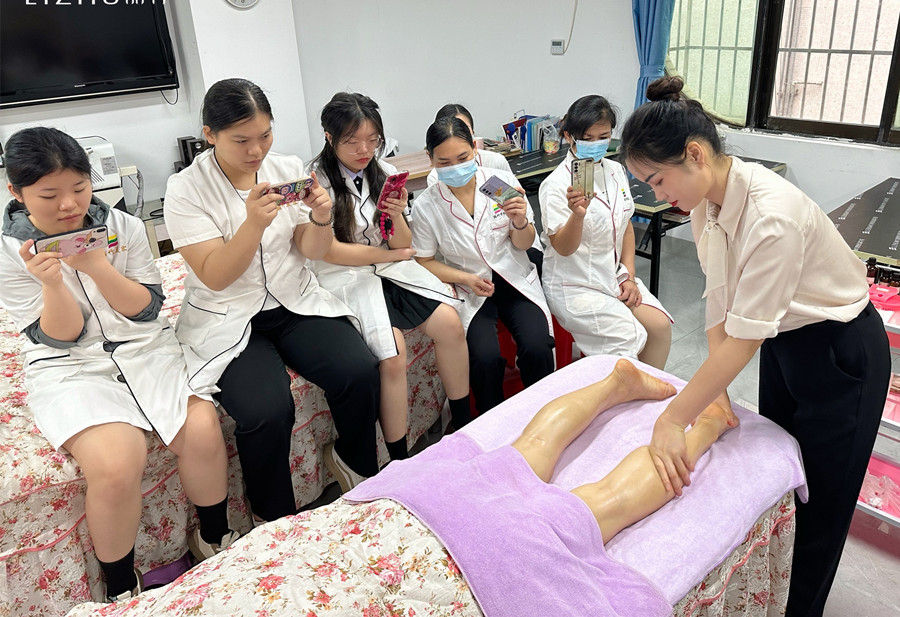 廣西美容美師：如何給腿部按摩？
