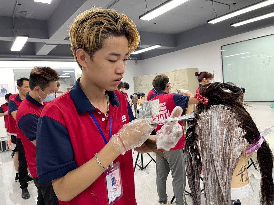 染發(fā)后怎么洗頭？南寧染發(fā)學(xué)校告訴你方法