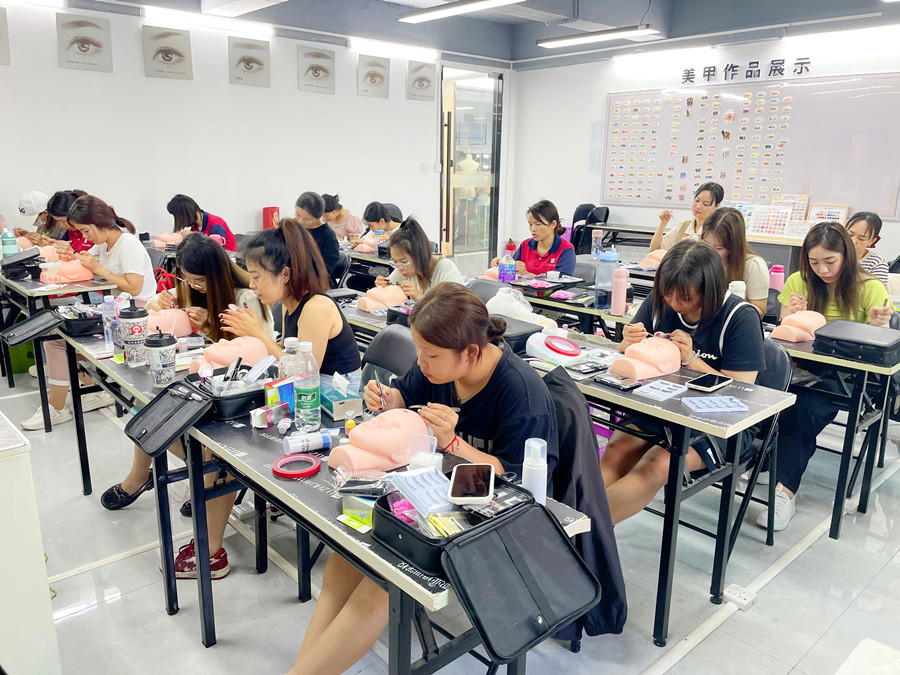為什么要在假頭模練習(xí)美睫？廣西美睫培訓(xùn)課件解析