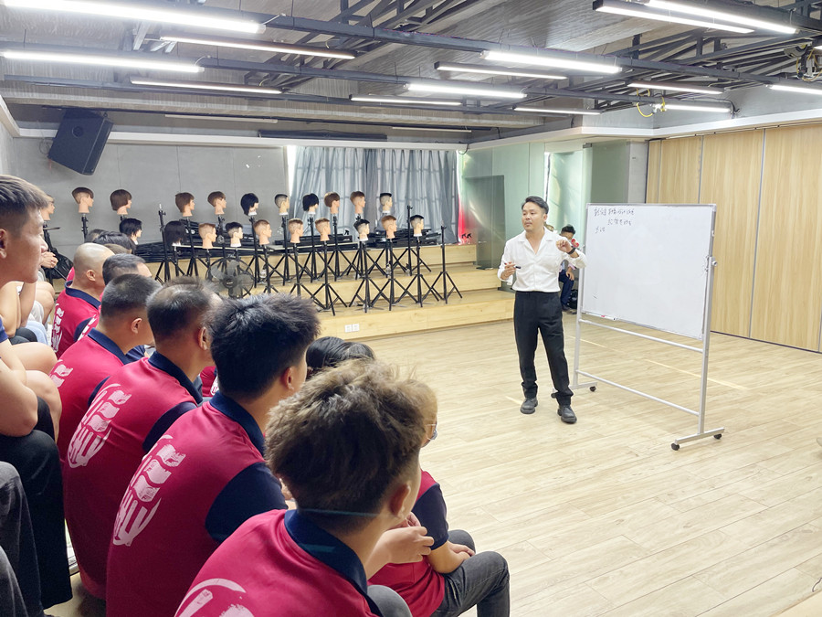 廣西美發(fā)學(xué)校畢業(yè)生就業(yè)宣講會-乾健·形象設(shè)計(jì)沙龍專場