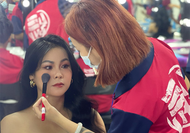 披發(fā)造型新娘，零基礎(chǔ)化妝造型