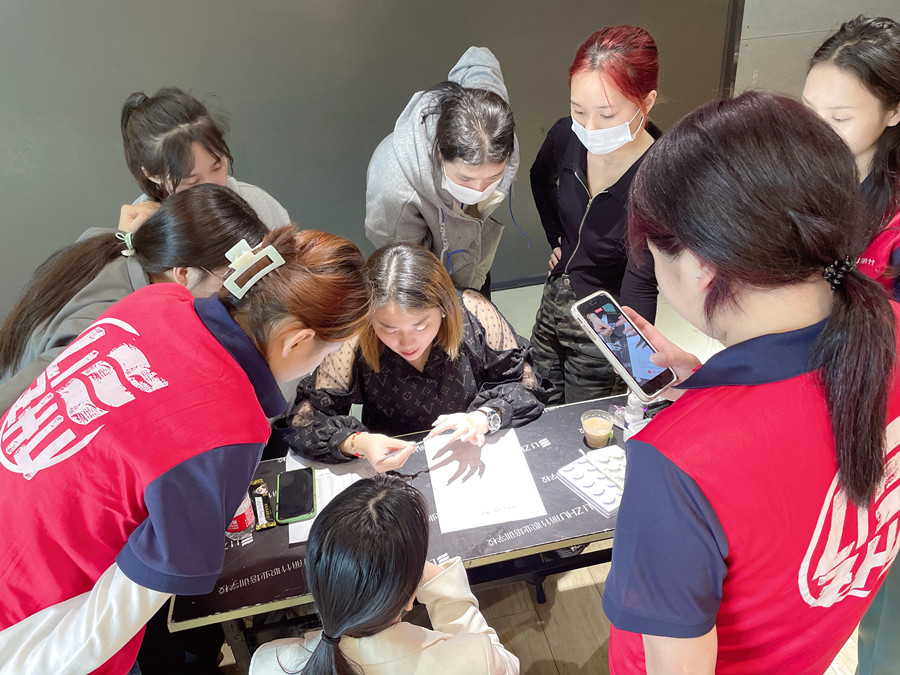 麗竹年終美睫進(jìn)修專場，老師手把手教學(xué)