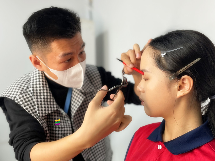 如何用睫毛夾？化妝工具介紹