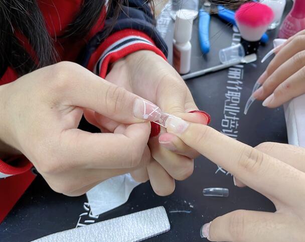 廣西美甲：貼甲片需要照燈嗎？