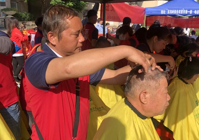 冬日暖陽，廣西美發(fā)理發(fā)學(xué)校小區(qū)免費(fèi)理發(fā)