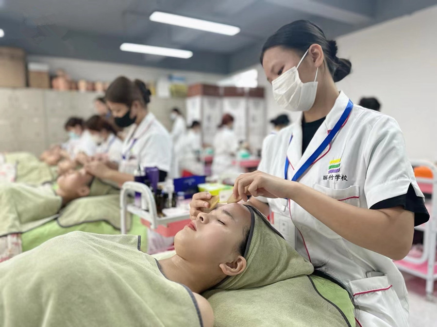 面部刮（sha）痧的教程，?廣西美容皮膚管理學校學習