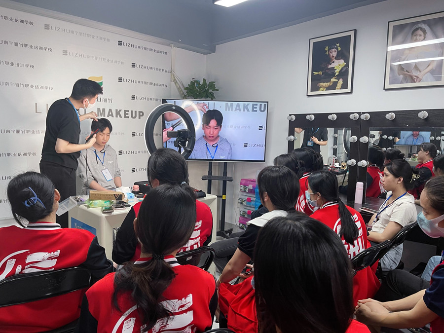 如何給男生化妝？廣西化妝彩妝基礎