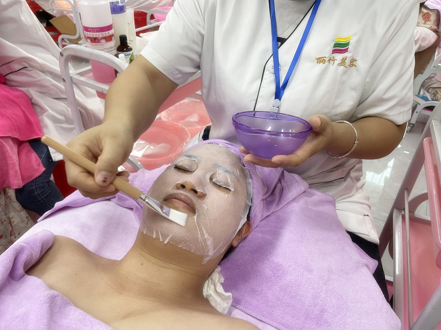 冬季敷面膜技巧，南寧美容護(hù)膚養(yǎng)顏學(xué)校分享