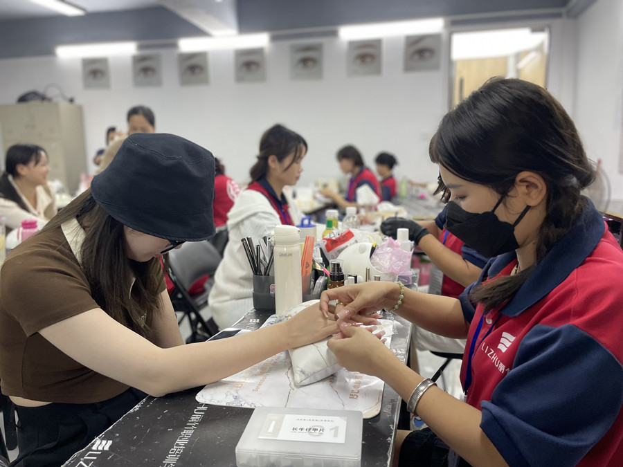 全貼甲片卸甲步驟，廣西美甲學(xué)校在哪里？