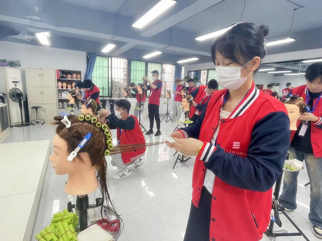 國際標準卷杠考核，南寧燙染剪技術(shù)進修班課堂