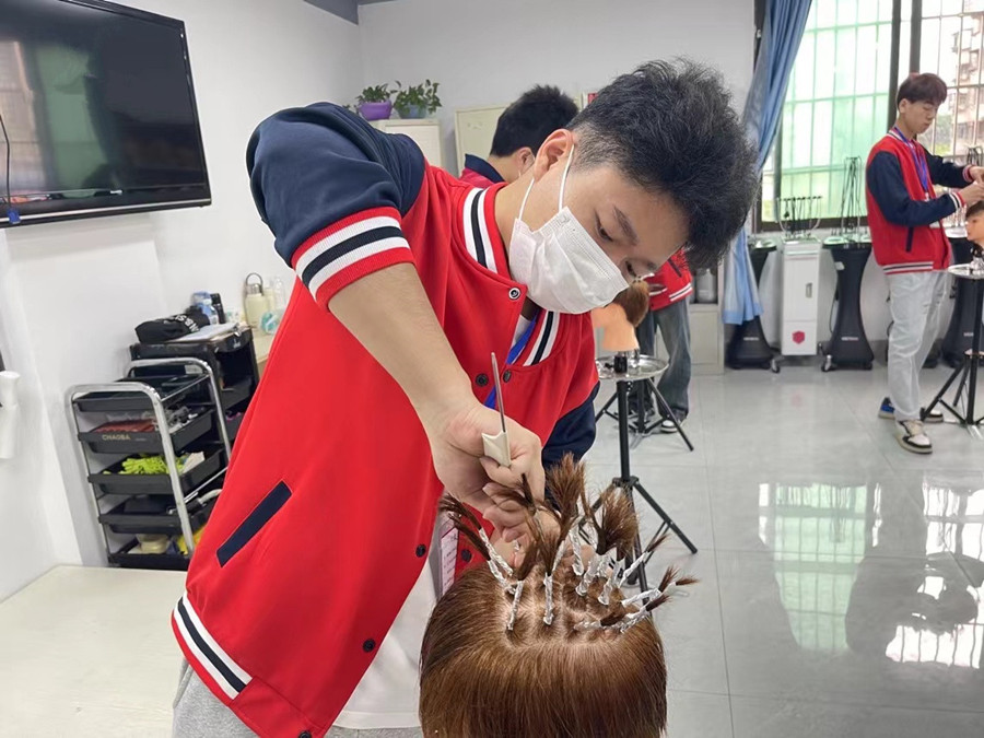 什么是錫紙燙？廣西美發(fā)燙染剪學校課程講解