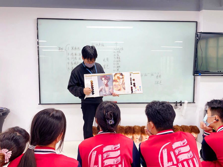認識染發(fā)系統(tǒng)和色板，南寧學染發(fā)基礎