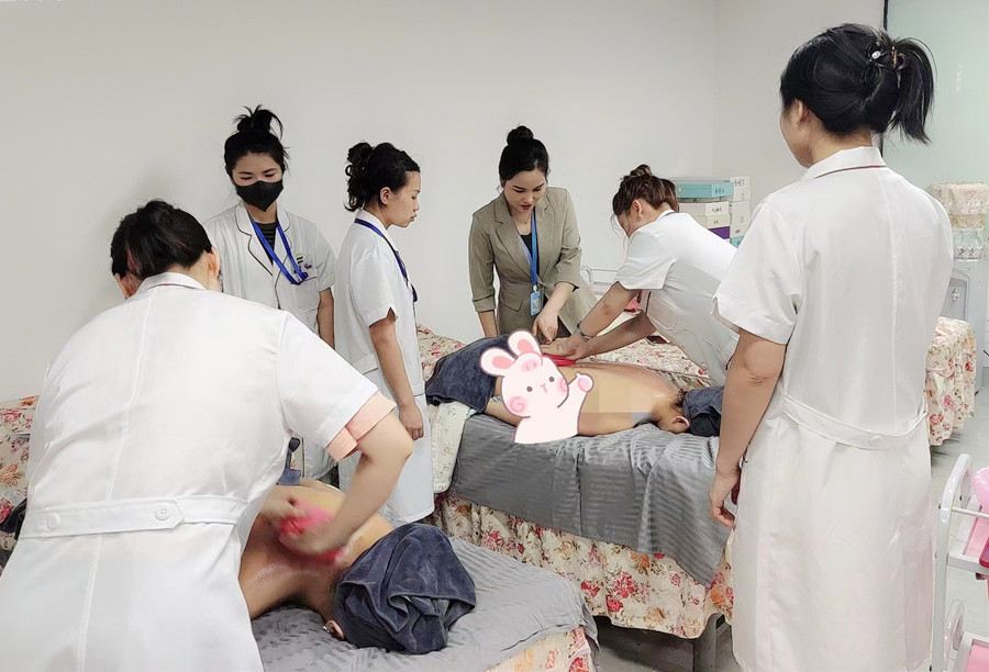 揉腹的好處，南寧美容美體健康學(xué)校講解