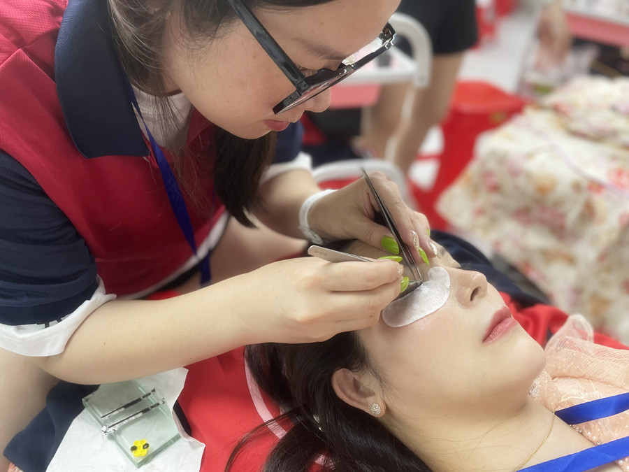 美睫后眼睛癢？廣西美甲美睫學(xué)校幫你解決