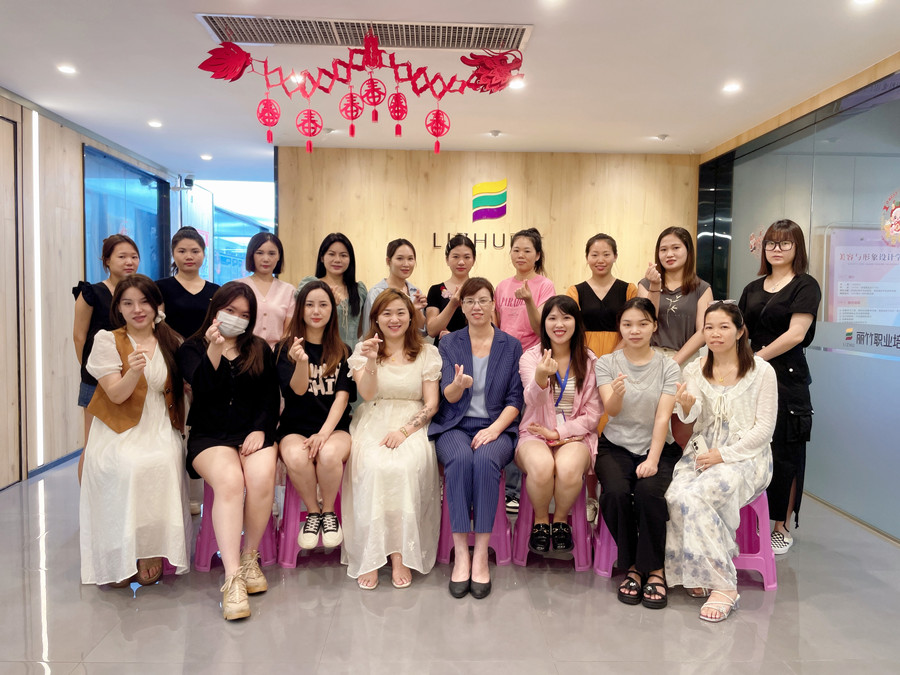 圓滿收官！南寧美睫職業(yè)學(xué)校課程結(jié)束