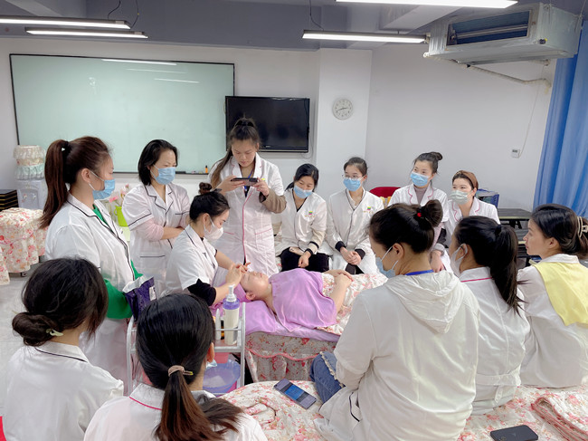 問(wèn)題皮膚夏日護(hù)膚指南，南寧美容養(yǎng)顏學(xué)校分享