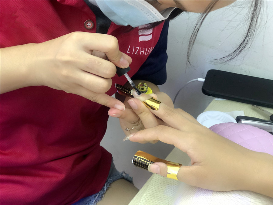 貼甲片和延長(zhǎng)甲的區(qū)別，南寧美甲師培訓(xùn)課程