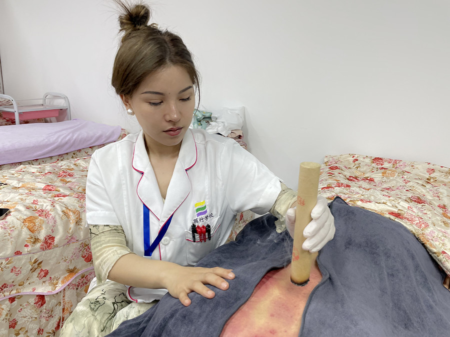 艾條熏背的好處，廣西中醫(yī)美容職校課程分享