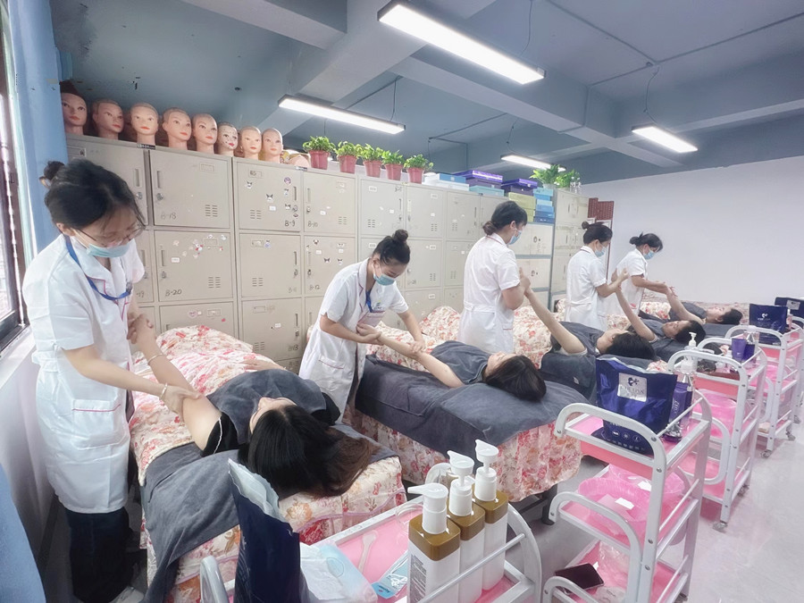 為什么要進(jìn)行手部護(hù)理？南寧美容職業(yè)培訓(xùn)學(xué)校解答