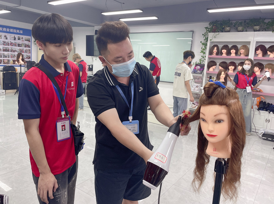 怎么樣才能做好吹風(fēng)造型？南寧美發(fā)吹風(fēng)培訓(xùn)
