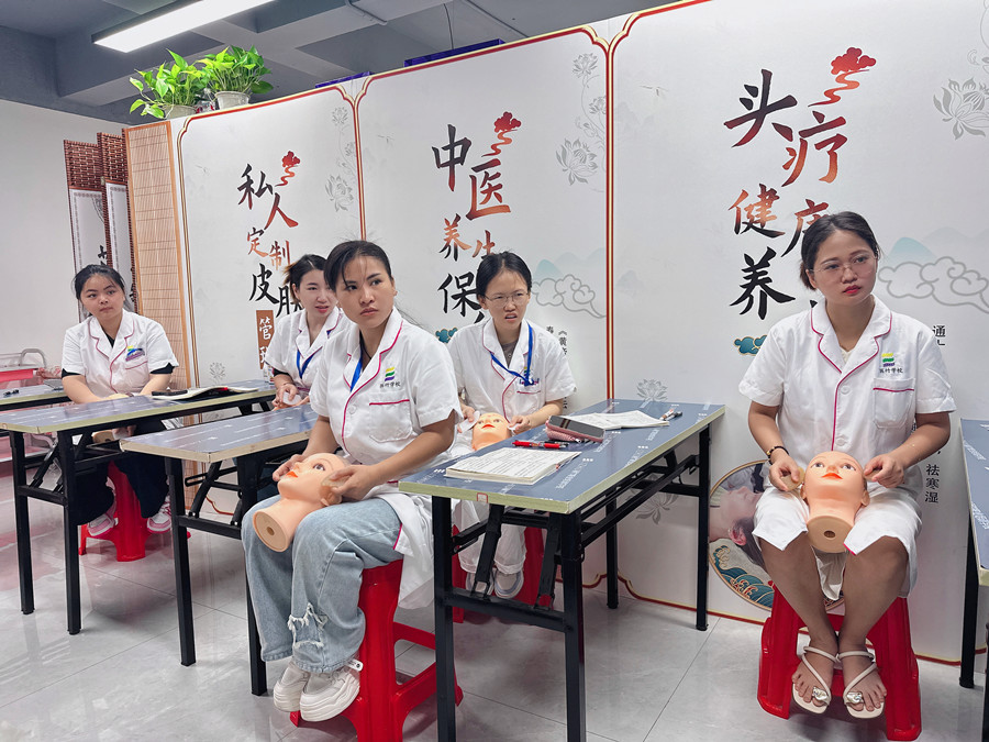假頭模面部美容教學(xué)，南寧美容培訓(xùn)被認可