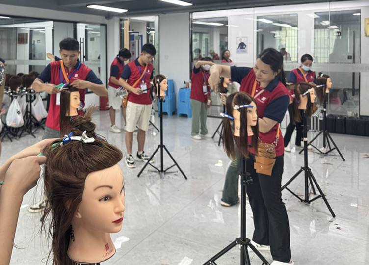 什么是挑剪？廣西美發(fā)剪發(fā)理發(fā)學(xué)校課堂講解
