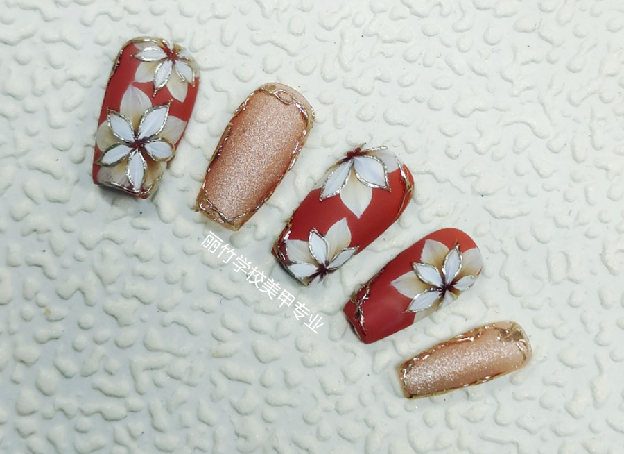 復(fù)古花卉美甲，實(shí)力展示廣西美甲學(xué)校哪家強(qiáng)？