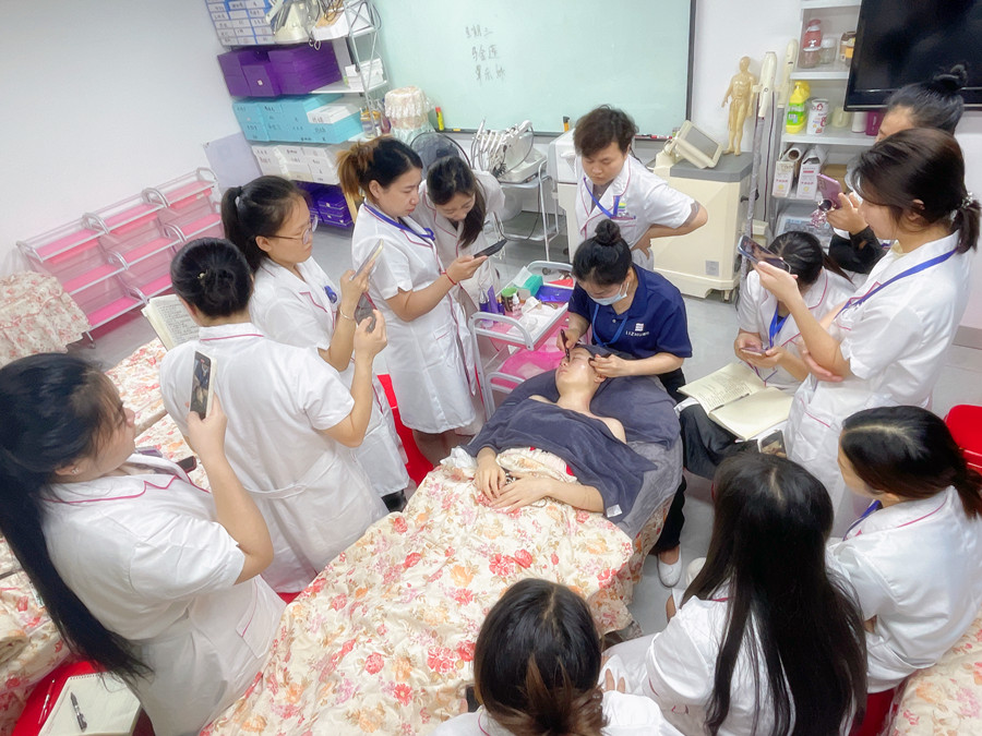 南寧美容專業(yè)教學：如何進行眼部護理？