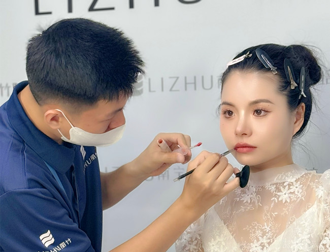 時尚簡約新娘造型，南寧新娘化妝造型學校作品